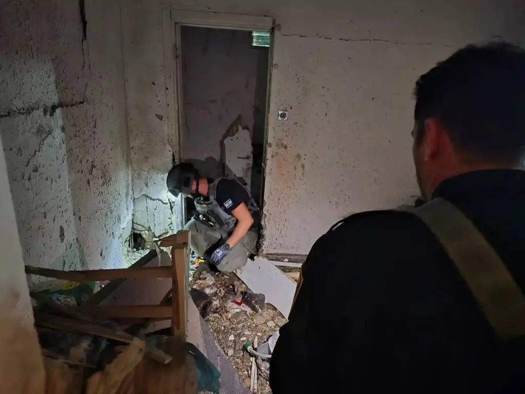 A direct hit was made on a building in Ashkelon, late at night after Shabbat